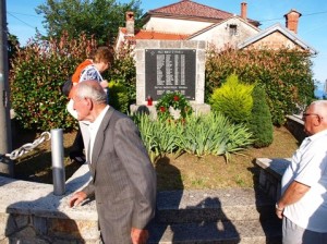 Poaganje vijenaca na spomenik u Mihotićima