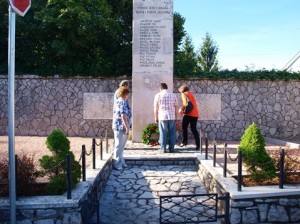 Polaganje vijenaca na spomenik u Bregima