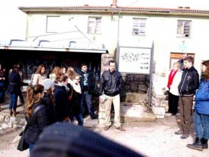 Učenici iz Buzeta pažljivo prate izlaganje Dina Doričića ispred info panoa