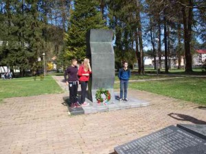 Uz odavanje počasti učenici su položili vijence na spomenik poginulim borcima i žrtvama fašističkog terora  u Aleji velikana. 