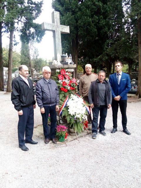 Delegacije na polaganju vijenca kod Centralnog križa na groblju Lovran